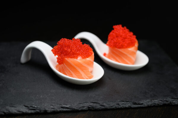 sushi san lazzaro di Savena Ristorante Dong GIÒ TOBIKO Bocconcini di riso avvolti da fettine di salmone e guarniti con uova di pesce volante.