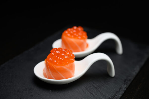 sushi san lazzaro di Savena GIÒ IKURA Bocconcini di riso avvolti da fettine di salmone e guarniti con uova di salmone